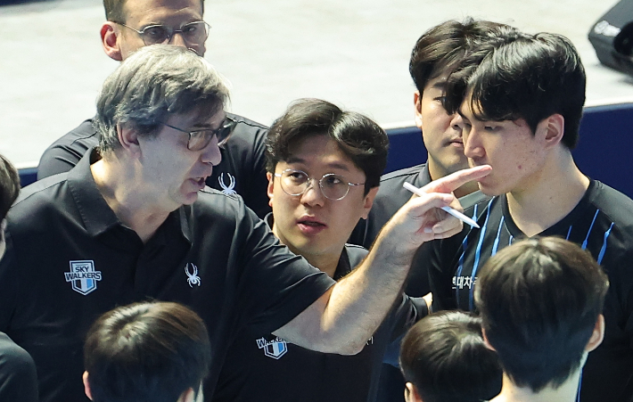 현대캐피탈 블랑 감독(왼쪽)이 선수들에게 작전을 지시하는 모습. 연합뉴스 