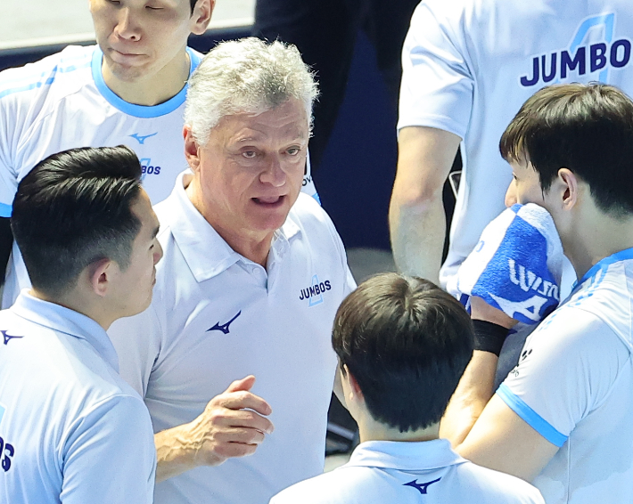 대한항공 헤난 감독이 선수들을 격려하는 모습. 연합뉴스 