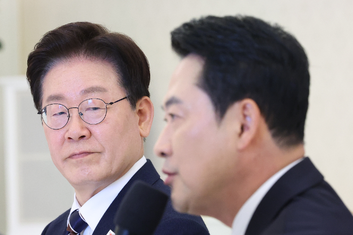 이재명 대통령이 7일 청와대에서 열린 여야정 민생경제 협의체 회담에서 국민의힘 장동혁 대표의 발언을 듣고 있다. 연합뉴스