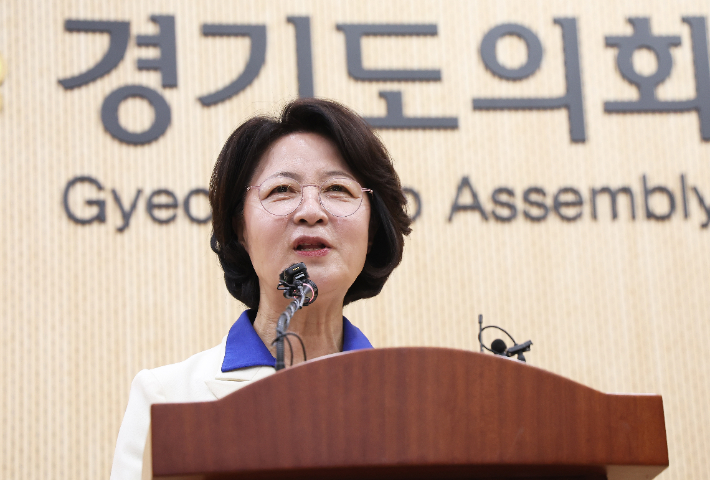 더불어민주당 추미애 경기도지사 후보가 8일 경기도 수원시 경기도의회에서 열린 기자회견에서 취재진 질문에 답하고 있다. 연합뉴스