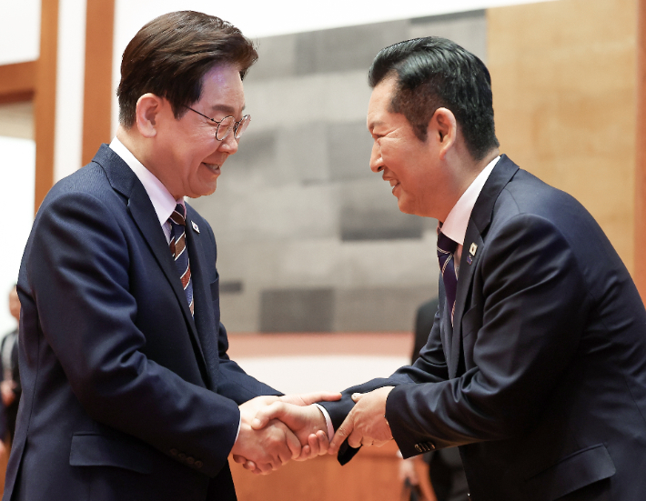 이재명 대통령이 7일 청와대에서 열린 여야정 민생경제 협의체 회담에서 더불어민주당 정청래 대표와 인사하고 있다. 연합뉴스