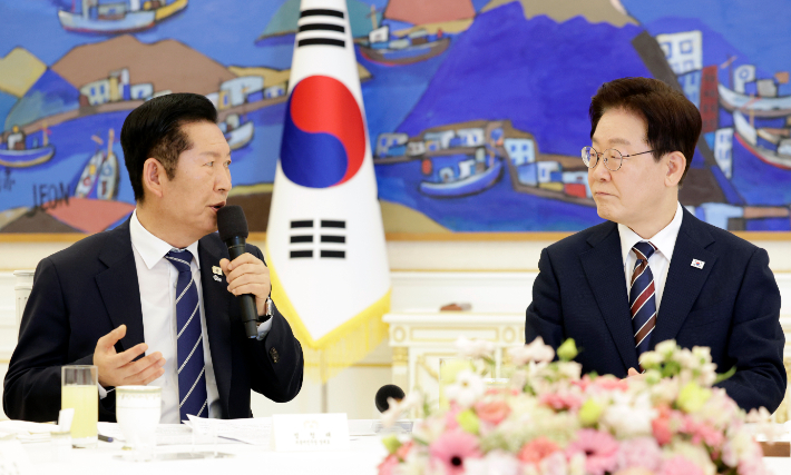 이재명 대통령이 7일 청와대에서 열린 여야정 민생경제 협의체 회담에서 더불어민주당 정청래 대표의 발언을 듣고 있다.  연합뉴스