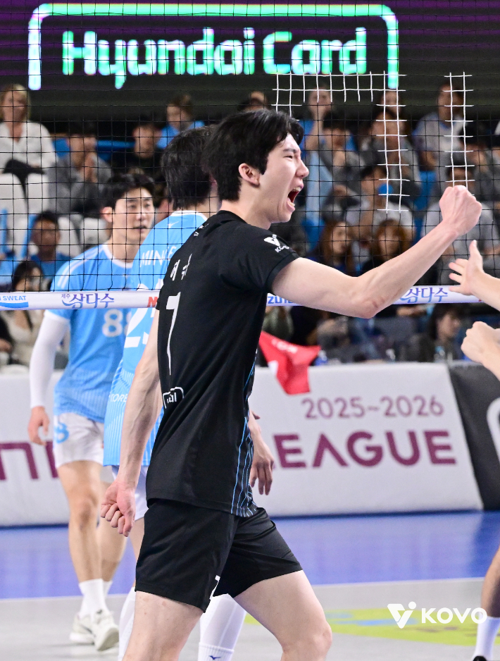 현대캐피탈 허수봉이 8일 대한항공과 챔프전 4차전에서 득점한 뒤 포효하고 있다. KOVO 