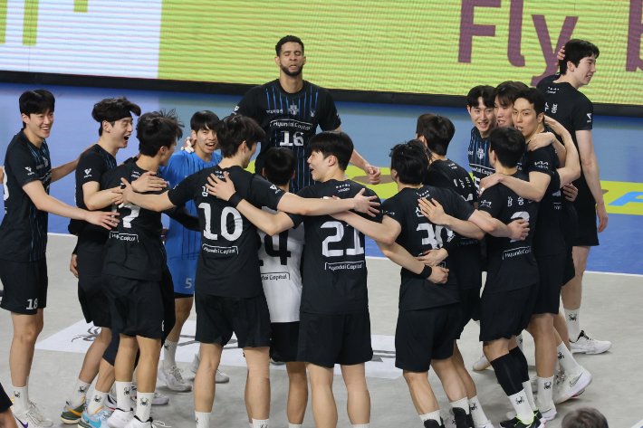 8일 천안 유관순체육관에서 열린 프로배구 챔피언결정전 4차전 현대캐피탈과 대한항공의 경기. 현대캐피탈 선수들이 3-0으로 승리한 뒤 환호하고 있다. 연합뉴스 