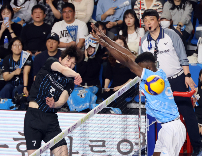 8일 천안 유관순체육관에서 열린 프로배구 챔피언결정전 4차전 현대캐피탈과 대한항공 경기. 현대캐피탈 허수봉이 스파이크를 터뜨리고 있다. 연합뉴스 