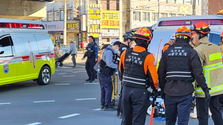 8일 오후 4시 54분쯤 대구 북구 복현오거리에서 승용차가 보행자 3명을 덮쳤다. 대구소방안전본부 제공
