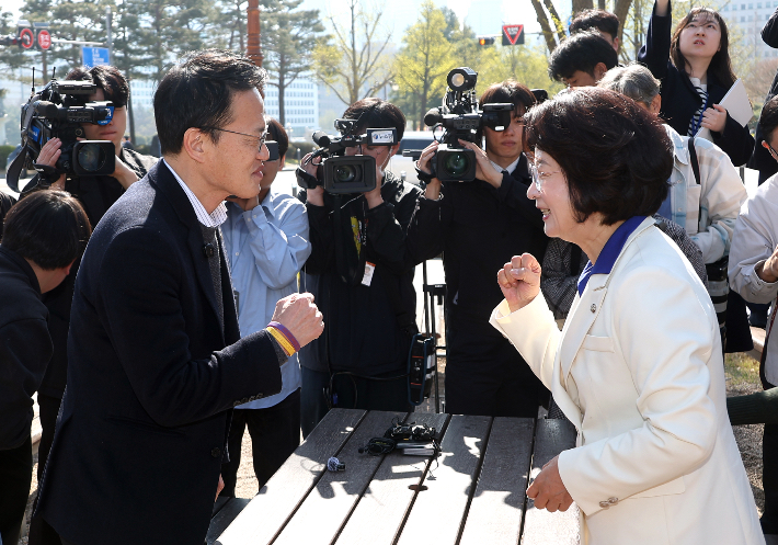 더불어민주당 추미애 경기도지사 후보(오른쪽)와 박주민 서울시장 예비후보가 8일 국회 소통관 앞에서 만나 얘기를 나누고 있다. 연합뉴스