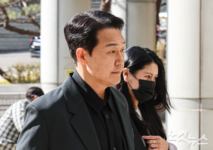 배우 박성웅이 8일 오후 서울 서초구 서울중앙지방법원에서 열린 임성근 전 해병대 1사단장의 국회증언감정법 위반 사건 관련 공판에 증인으로 출석하고 있다. 류영주 기자