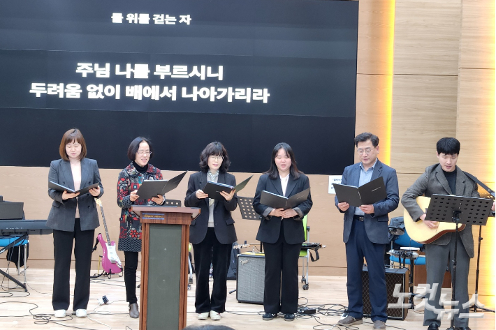 직원선교회원들이 특송을 하고 있다. 충북CBS