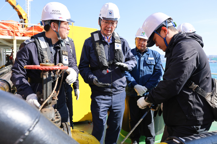 면세유 유통 과정 단속하는 부산본부세관. 세관 제공