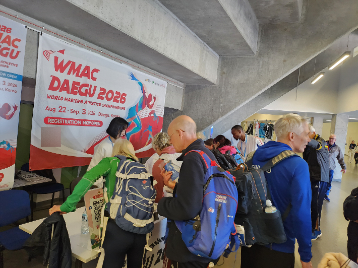 대구세계마스터즈 육상경기대회 조직위원회가 유럽마스터즈 실내육상경기대회 현지에서 참가 선수를 모집하고 있다. 대구시 제공