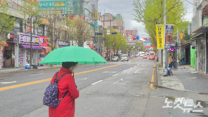9일 오전 광주 북구의 한 도로에서 한 시민이 우산을 쓰고 지나가고 있다. 한아름 기자