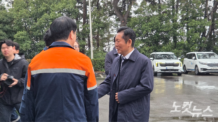 9일 오전 광양제철소를 찾은 정청래 민주당 대표가 관계자들과 악수하고 있다. 박사라 기자