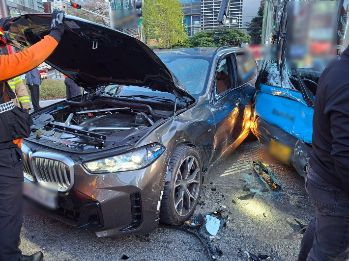 8일 오후 6시 35분쯤 부산 사상구서 버스전용차로를 달리던 시내버스와 유턴하던 SUV가 충돌했다. 부산경찰청 제공