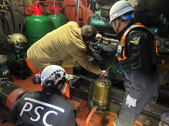 부산해경과 해양수산청 PSC(항만국통제) 검사관이 합동으로 선박 연료유를 점검하고 있다. 부산해양경찰서 제공