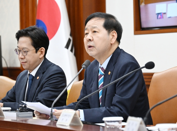 구윤철(오른쪽) 부총리 겸 재정경제부 장관이 9일 서울 종로구 정부서울청사에서 열린 '민생물가 특별관리 관계장관TF'를 주재하고 있다. 재정경제부 제공