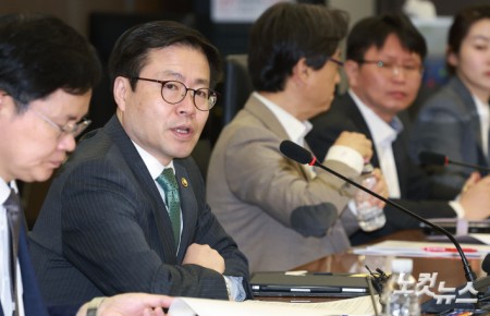 여한구 산업통상부 통상교섭본부장이 9일 오전 서울 중구 대한상공회의소에서 열린 미국 철강·알루미늄·구리 및 파생상품에 대한 무역확장법 232조 관세 개편 관련 민관 합동 점검회의에 참석해 모두발언을 하고 있다.