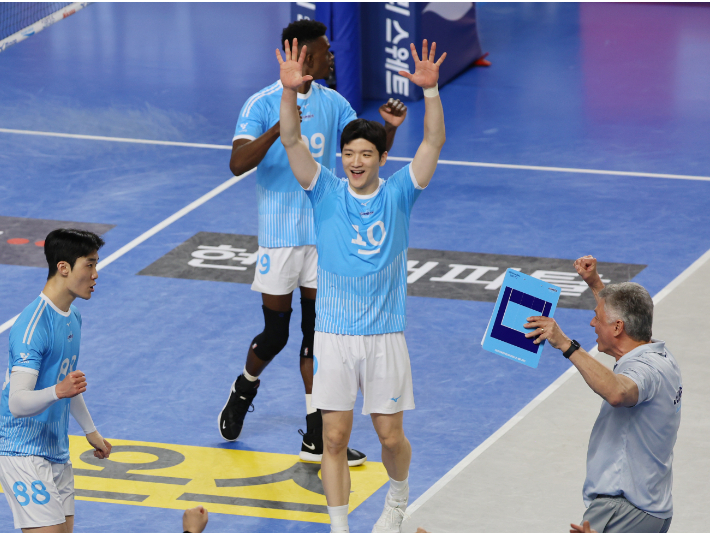 8일 천안 유관순체육관에서 열린 프로배구 챔피언결정전 4차전 현대캐피탈과 대한항공 경기. 득점에 성공한 대한항공 선수들이 환호하고 있다. 연합뉴스 