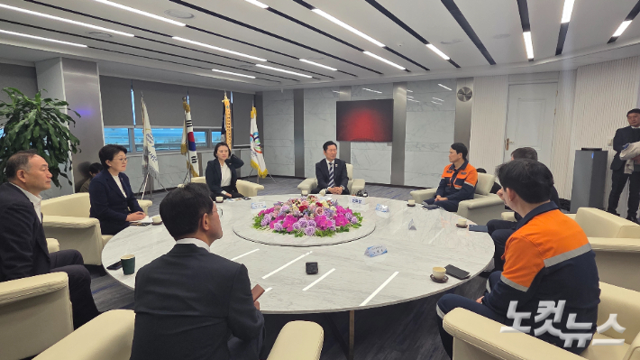 정청래 더불어민주당 대표가 9일 오전 광양제철소에서 관계자들과 간담회를 갖고 있다. 박사라 기자 