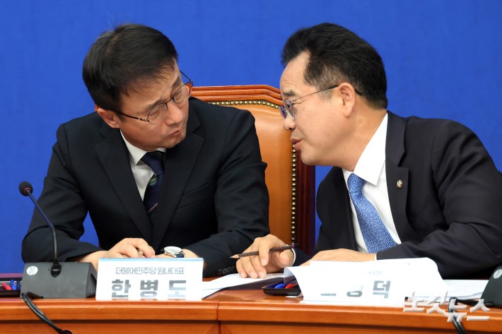 대화하는 한병도-민병덕