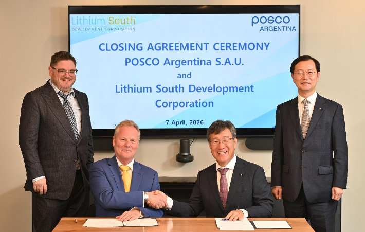 포스코홀딩스가 현지시간 7일 아르헨티나 부에노스아이레스에서 리튬 사우스(Lithium South, LIS)사와 '옴브레 무에르토 노스' 염호 광권 인수 계약을 마무리했다. (왼쪽부터) 크리스토퍼 체리(Christopher P. Cherry) 리튬 사우스 CFO, 에이드리안 홉커크(Adrian Hobkirk) 리튬 사우스 CEO, 박현 포스코아르헨티나 법인장, 이주태 포스코홀딩스 대표이사 사장. 포스코홀딩스 제공