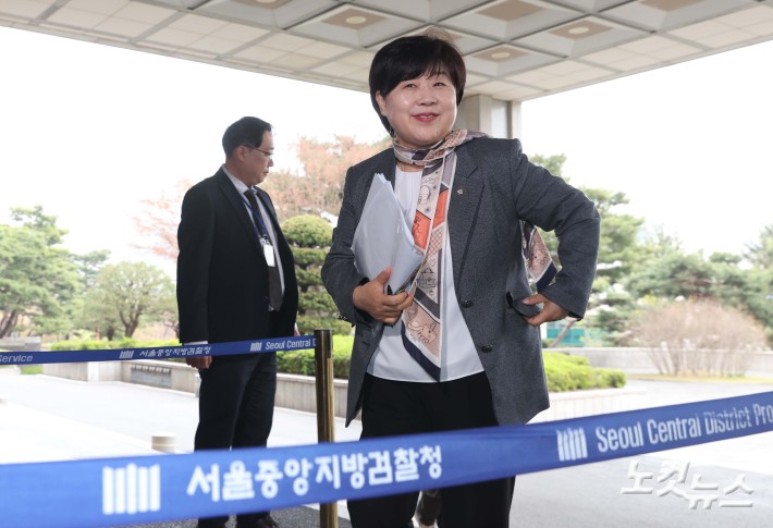 국회 윤석열 정권 정치검찰 조작기소 의혹 진상규명을 위한 국정조사 특별위원회가 9일 서울중앙지검에 대한 현장조사에 나섰다. 서영교 국조특위 위원장이 서울 서초동 서울중앙지검으로 들어가고 있다.