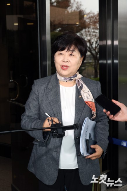 국회 윤석열 정권 정치검찰 조작기소 의혹 진상규명을 위한 국정조사 특별위원회가 9일 서울중앙지검에 대한 현장조사에 나선 가운데 서영교 위원장이 취재진의 질문에 답하고 있다. 250409. 국회사진기자단