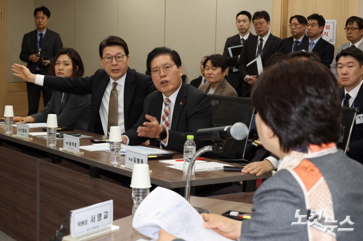 국회 윤석열 정권 정치검찰 조작기소 의혹 진상규명을 위한 국정조사 특별위원회가 9일 서울중앙지검에 대한 현장조사에 나선 가운데 서영교 위원장과 신동욱, 송석준 위원이 설전을 벌이고 있다. 250409. 국회사진기자단