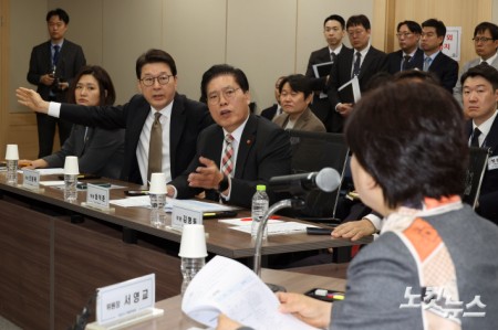 국회 윤석열 정권 정치검찰 조작기소 의혹 진상규명을 위한 국정조사 특별위원회가 9일 서울중앙지검에 대한 현장조사에 나선 가운데 서영교 위원장과 신동욱, 송석준 위원이 설전을 벌이고 있다. 250409. 국회사진기자단