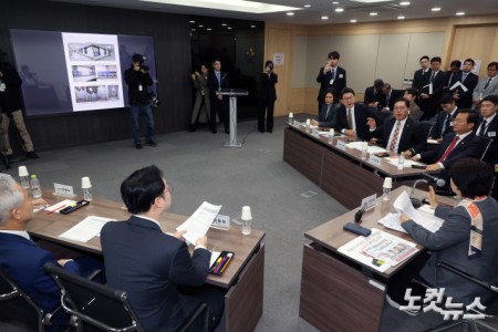 국회 윤석열 정권 정치검찰 조작기소 의혹 진상규명을 위한 국정조사 특별위원회가 9일 서울중앙지검에 대한 현장조사에 나선 가운데 서영교 위원장과 신동욱, 송석준 위원이 설전을 벌이고 있다. 250409. 국회사진기자단