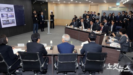 국회 윤석열 정권 정치검찰 조작기소 의혹 진상규명을 위한 국정조사 특별위원회가 9일 서울중앙지검에 대한 현장조사에 나선 가운데 서영교 위원장과 신동욱, 송석준 위원이 설전을 벌이고 있다. 250409. 국회사진기자단