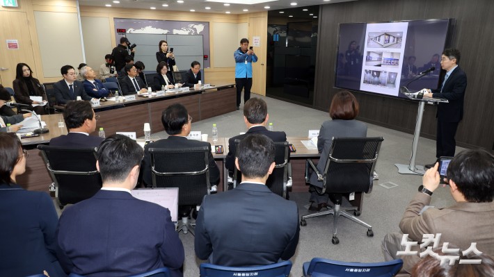 국회 윤석열 정권 정치검찰 조작기소 의혹 진상규명을 위한 국정조사 특별위원회가 9일 서울중앙지검에 대한 현장조사에 나선 가운데 서영교 위원장이 현장조사에 앞서 서울중앙지검 허성규 인권보호관으로부터 현황을 보고 받고 있다.  260409. 국회사진기자단