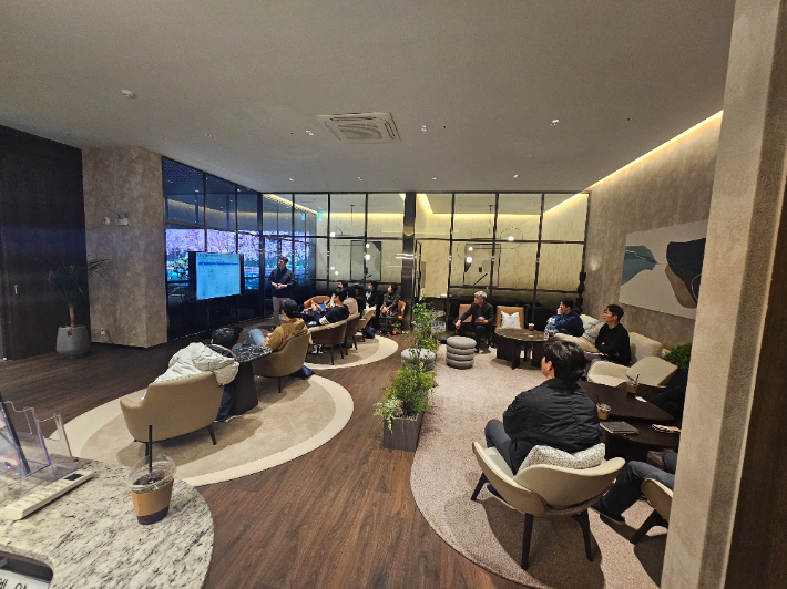 롯데건설 기술연구소와 입주예정자 대표회의는 지난 2일 분양홍보관에서 '바닥충격음 차단구조 설명회'를 열었다. 중앙공원 롯데건설시그니처 제공