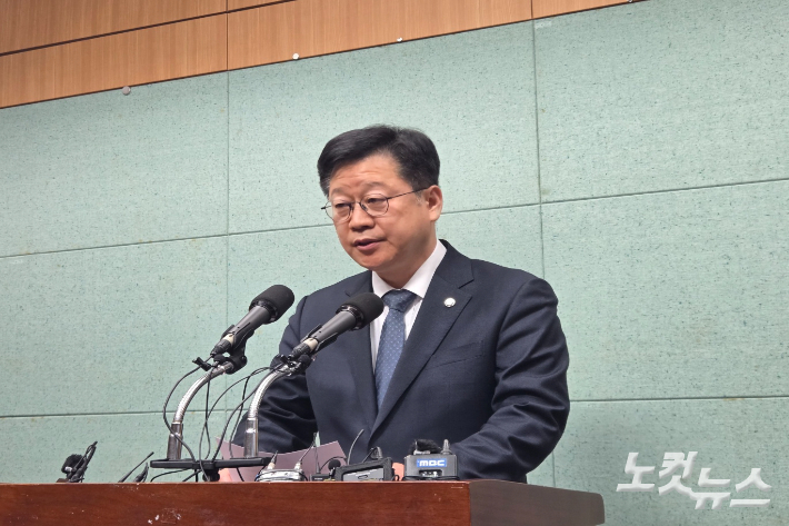 안호영 민주당 전북지사 경선 후보가 9일 전북도의회에서 기자회견을 하고 있다. 최명국 기자