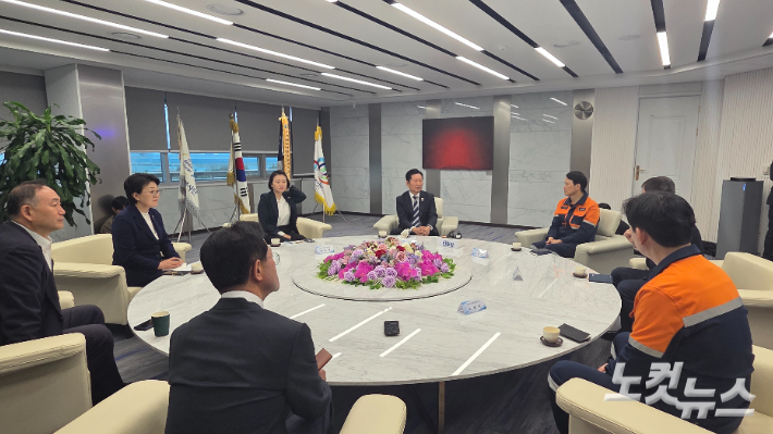 정청래 더불어민주당 대표가 9일 광양제철소에서 열린 간담회에 참석하고 있다. 박사라 기자 