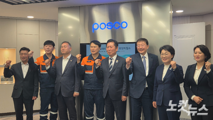 정청래 더불어민주당 대표와 참석자가 화이팅을 외치고 있다. 박사라 기자 