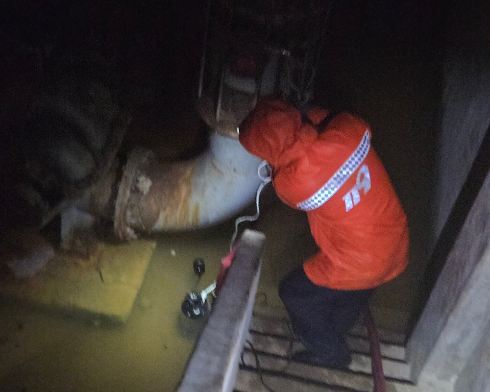 양어장 기계실이 침수돼 소방당국이 배수조치를 하고 있다. 제주소방안전본부 제공