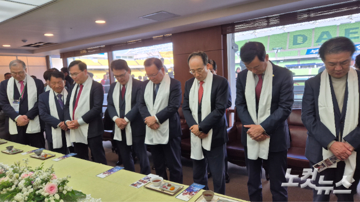 5일 대구 수성구 대구스타디움에서 열린 부활절 연합예배에 참석한 대구시장 출마자들이 기도하고 있다. 정진원 기자