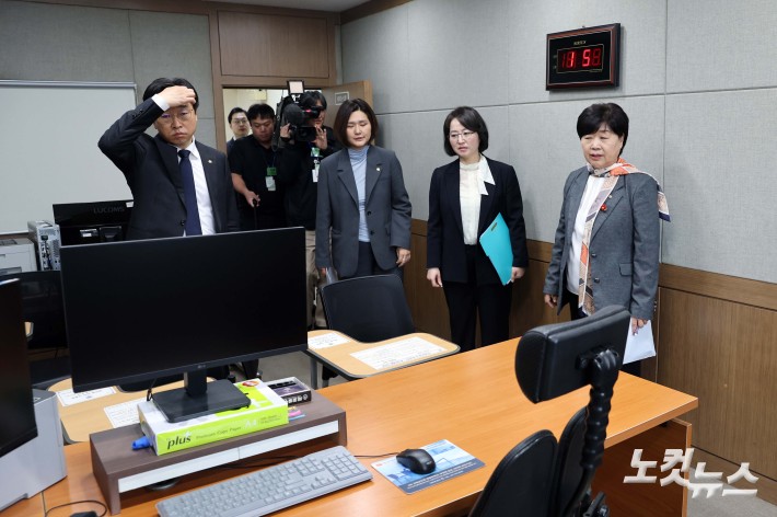 국회 윤석열 정권 정치검찰 조작기소 의혹 진상규명을 위한 국정조사 특별위원회가 9일 서울중앙지검에 대한 현장조사에 나섰다. 서영교 국조특위 위원장과 의원들이 영상녹화 조사실을 살펴보고 있다.