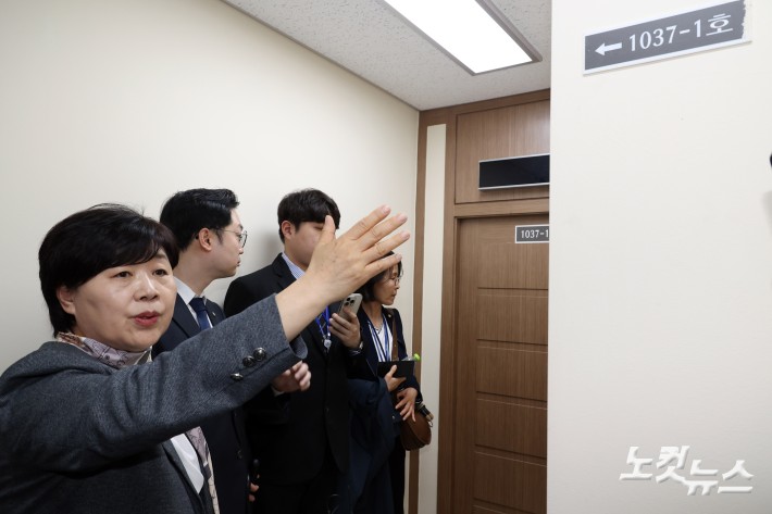 국회 윤석열 정권 정치검찰 조작기소 의혹 진상규명을 위한 국정조사 특별위원회가 9일 서울중앙지검에 대한 현장조사에 나선 가운데 서영교 위원장과 위원들이 영상녹화조사실을 살펴보고 있다. 260409. 국회사진기자단