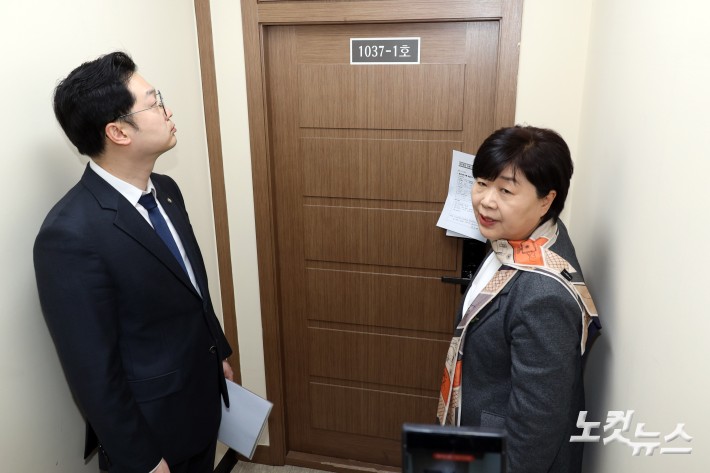 국회 윤석열 정권 정치검찰 조작기소 의혹 진상규명을 위한 국정조사 특별위원회가 9일 서울중앙지검에 대한 현장조사에 나선 가운데 서영교 위원장과 위원들이 영상녹화조사실을 살펴보고 있다. 260409. 국회사진기자단