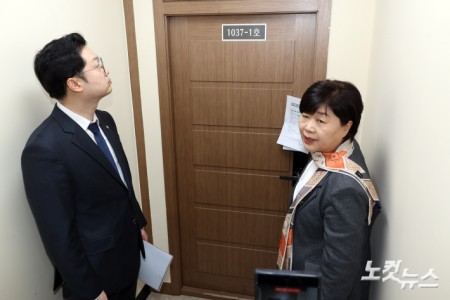 국회 윤석열 정권 정치검찰 조작기소 의혹 진상규명을 위한 국정조사 특별위원회가 9일 서울중앙지검에 대한 현장조사에 나선 가운데 서영교 위원장과 위원들이 영상녹화조사실을 살펴보고 있다. 260409. 국회사진기자단