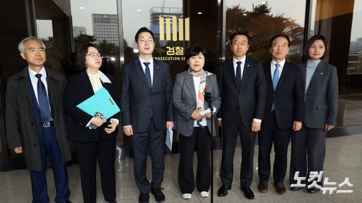 국회 윤석열 정권 정치검찰 조작기소 의혹 진상규명을 위한 국정조사 특별위원회가 9일 서울중앙지검에 대한 현장조사에 나선 가운데 서영교 위원장과 위원들이 조사를 마친 후 취제진에게 브리핑을 하고 있다. 260409. 국회사진기자단