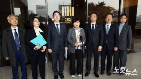 국회 윤석열 정권 정치검찰 조작기소 의혹 진상규명을 위한 국정조사 특별위원회가 9일 서울중앙지검에 대한 현장조사에 나선 가운데 서영교 위원장과 위원들이 조사를 마친 후 취제진에게 브리핑을 하고 있다. 260409. 국회사진기자단