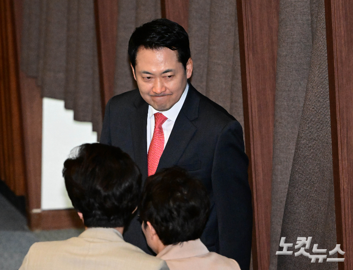 6일 서울 여의도 국회에서 열린 제434회국회(임시회) 제2차 본회의에서 국민의힘 장동혁 대표가 기후에너지환경노동위원회 위원장 보궐선거 투표를 하고 있다. 윤창원 기자