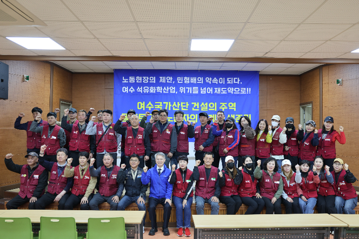 민형배 경선 후보와 여수산단 노동자들 기념촬영. 민형배 후보 제공