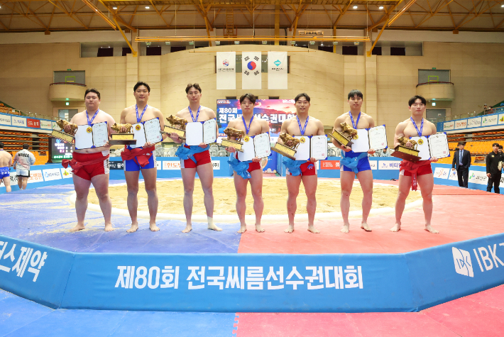 제80회 전국씨름선수권대회 남자 선수권부 우승자들. 오른쪽부터 김대경(대구대학교), 정성재(동아대학교), 김성용(양평군청), 권진욱(태안군청), 김명기(기장갈매기씨름단), 박동환(기장갈매기씨름단), 박찬주(태안군청). 대한씨름협회 