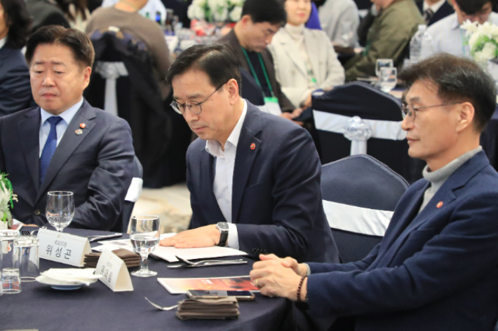 왼쪽부터 오영훈·위성곤·문대림 후보. 제주도기자협회 제공