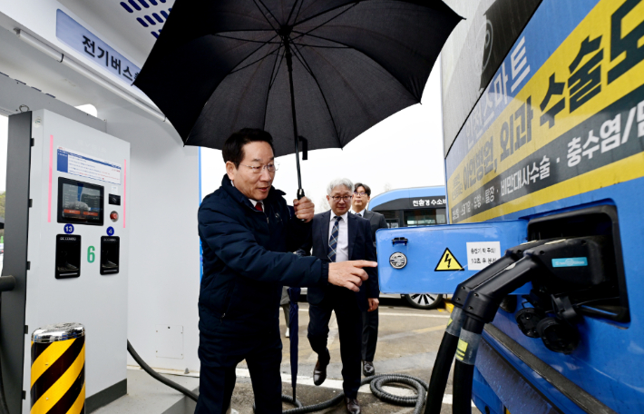 유정복 인천시장이 9일 남동구 서창버스공영차고지를 방문해 충전시설을 점검하고 있다. 인천시 제공