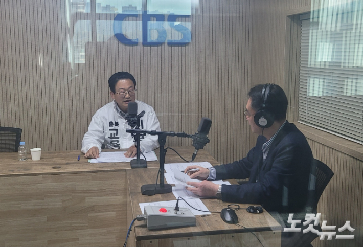 왼쪽부터 신문규 예비후보, 김종현 앵커. 충북CBS